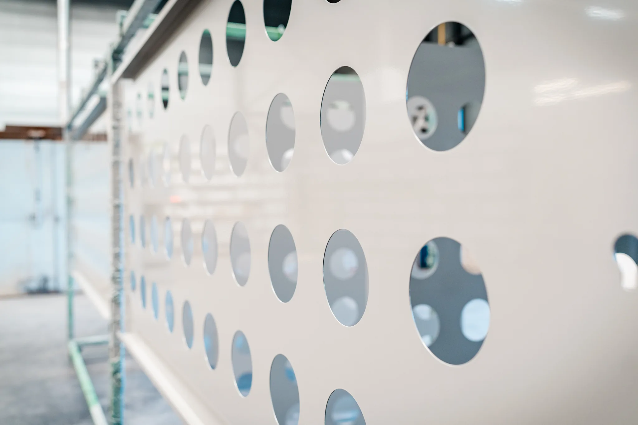 Close-up van wit poedergecoate aluminium constructieprofielen bij BMS Coating
