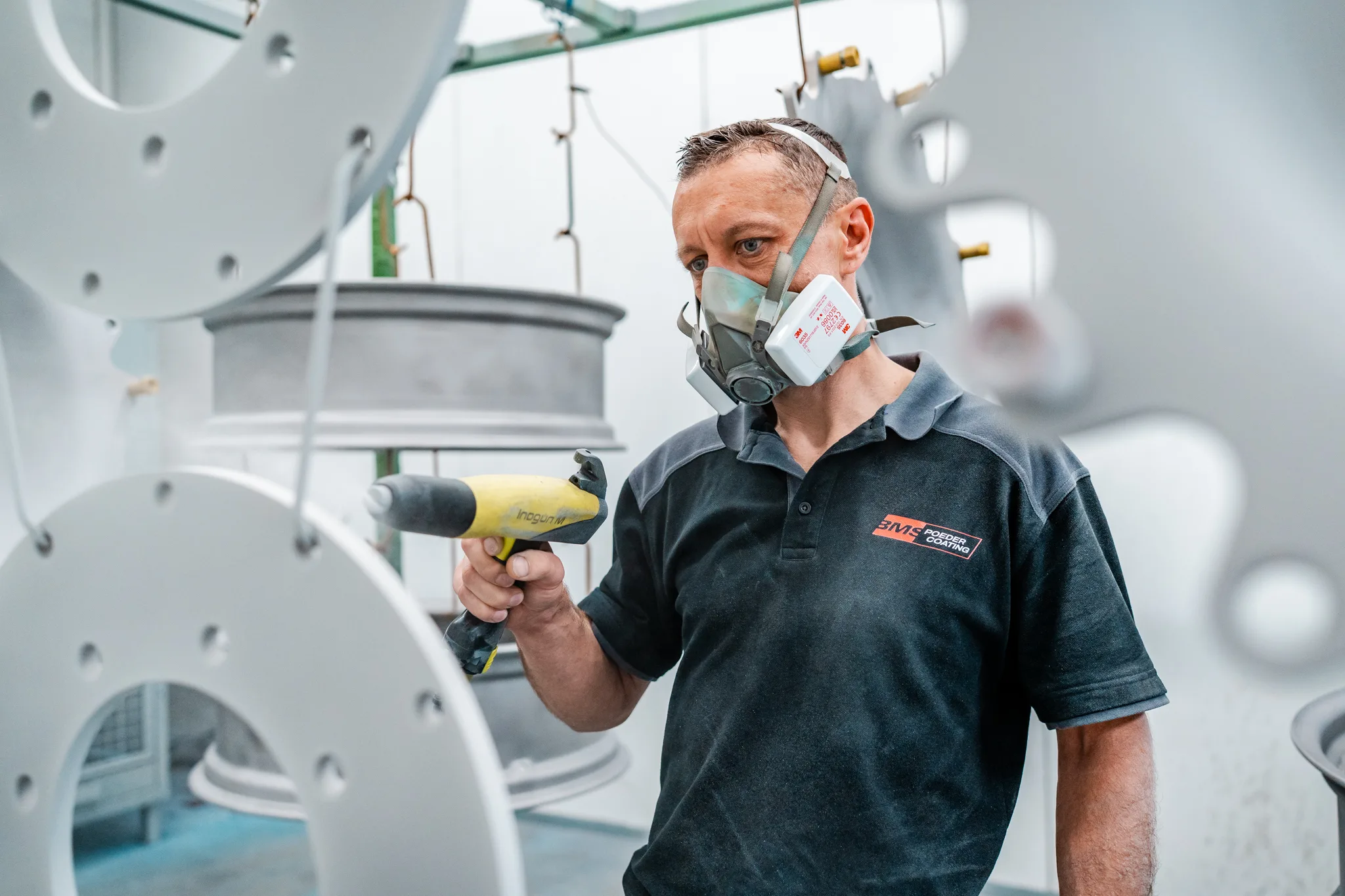 Portret van medewerker van BMS Coating in werktenue in de spuitcabine
