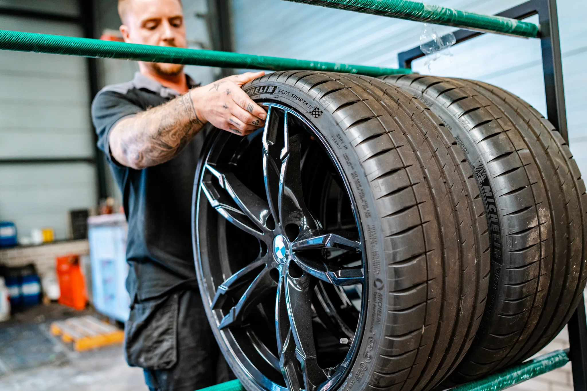 Medewerker van BMS Coating inspecteert afgewerkte velg op kwaliteit bij transportrek
