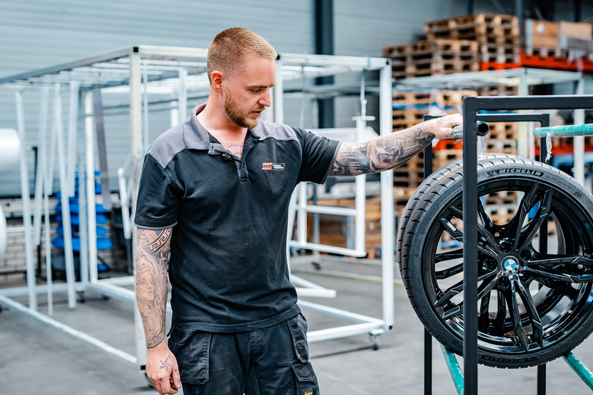 Medewerker controleert gecoate velg in de productihal van BMS Coating