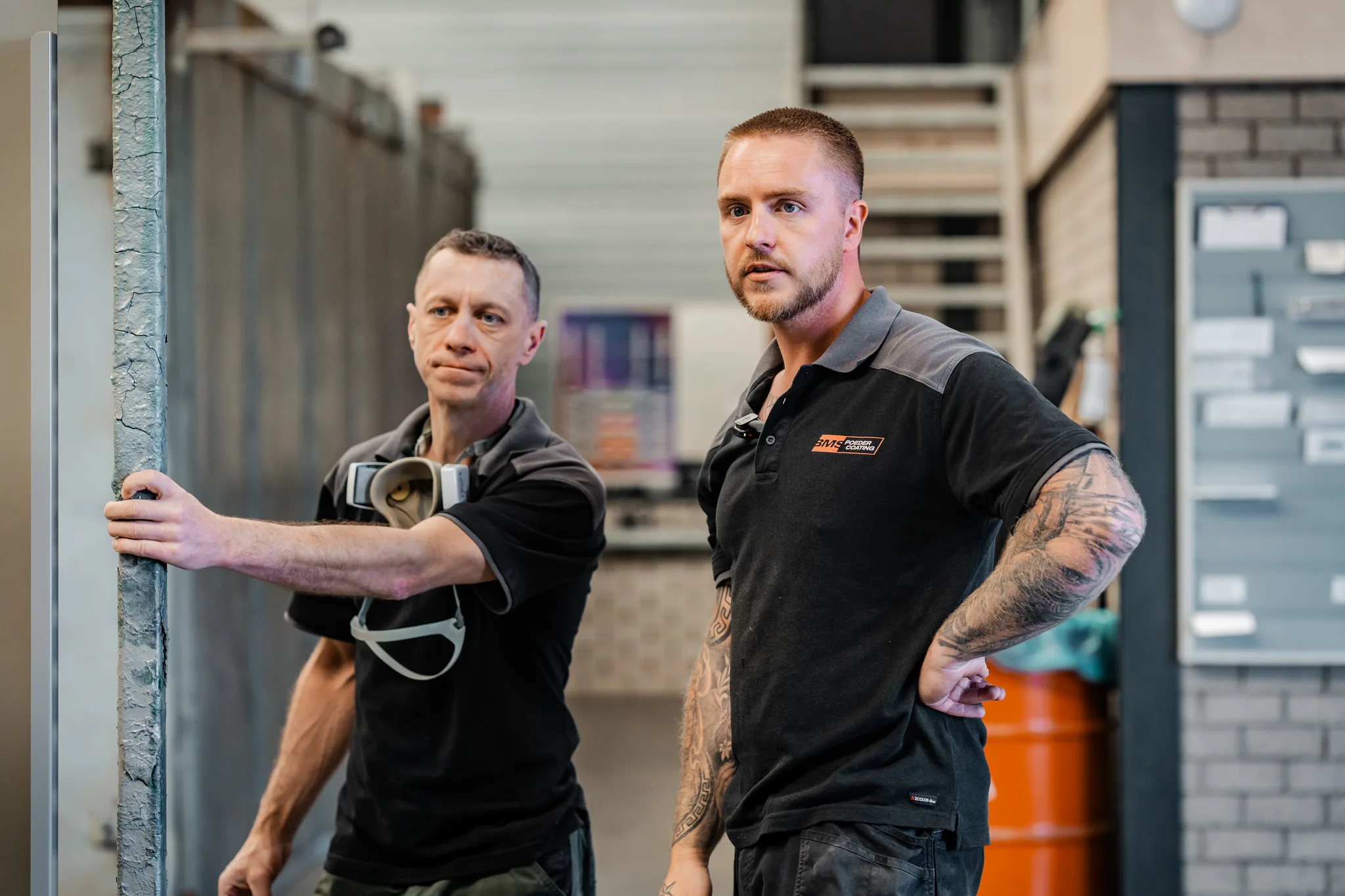 Twee medewerkers van BMS Coating in overleg in de productieloods
