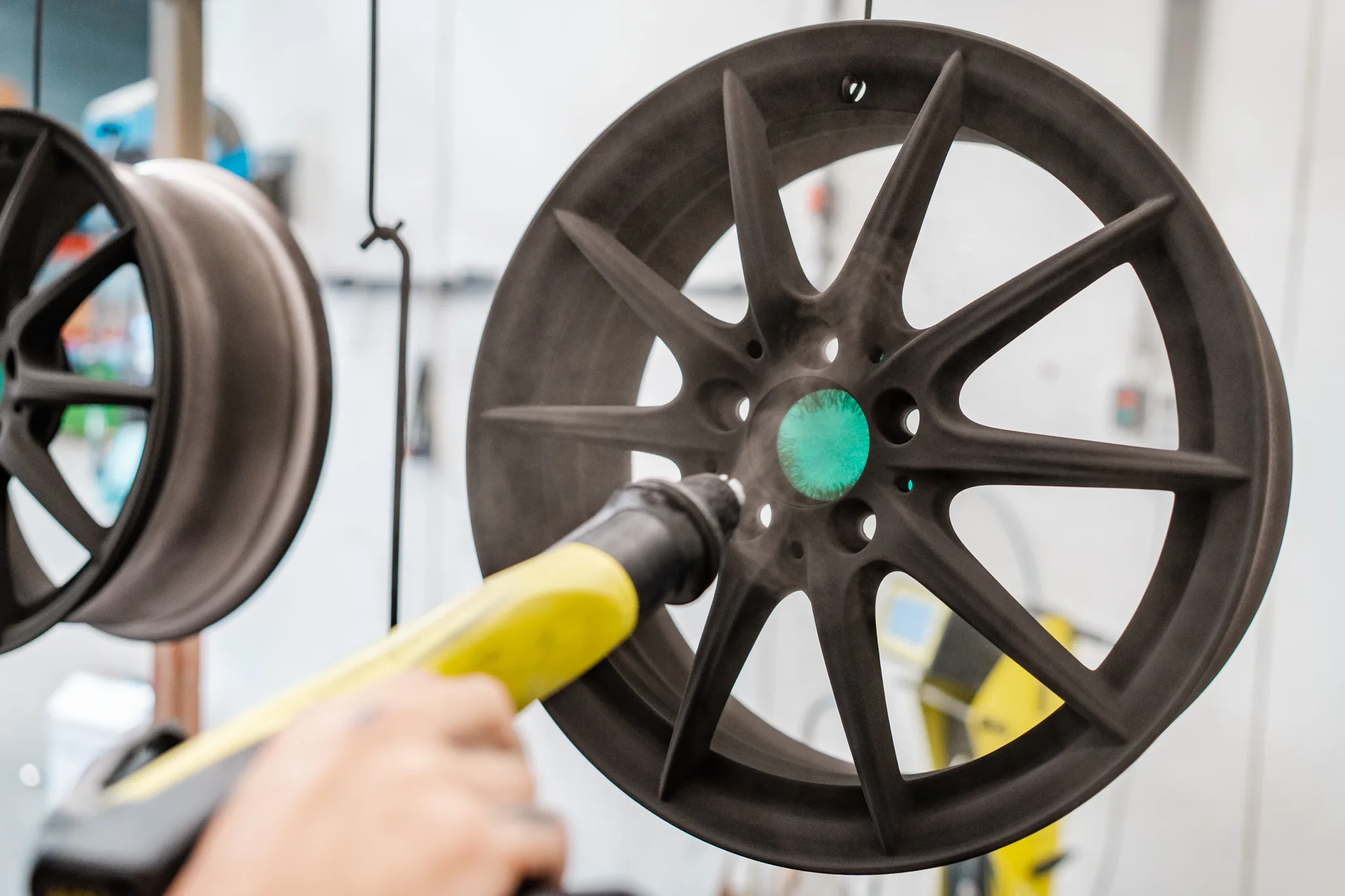 Close-up detail van een donkergrijs poedergecoate velg bij BMS Coating